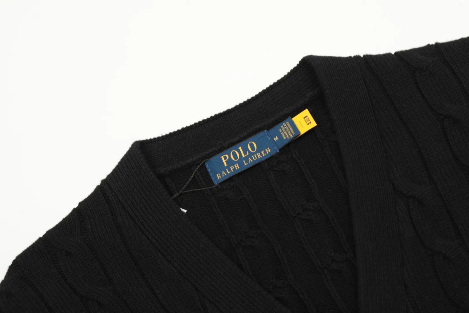 🅿️270 "Top quality" Style number: DS013# [Ralph Lauren V-neck solid color pony embroidered logo twist knitted cardigan] ✅Ralph Lauren classic basic versatile all-season couple knitted cardigan jacket ✅Main supplier platform live broadcast Wholesale entity Replacement if out of stock No removal from shelves ✅ZP quality 1:1 version Scan the code to enter the GF website Counter quality ✅Detailed quality The only one in Guangzhou Imported quality cotton yarn Focusing on high-end, cost-effective, good quality, needless to say. ✅The version is restored to the original. The maximum size can be worn up to 200 pounds. Loose, comfortable and stress-free. ✅The upper body is simple and easy to match. A must-have for ootd. Good-looking clothes are never picky. A must-have for couples with the same style. Size: S-XL. Color: black, navy, off-white, gray, light blue, khaki.